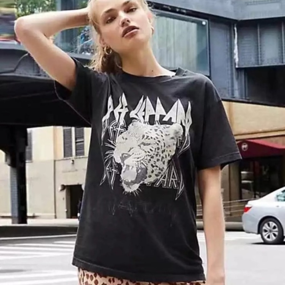 SOLD OUT Def Leppard Rock Band Graphic T-Shirt - Picture 3 of 5